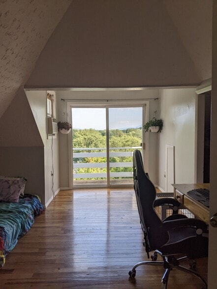 Building Photo - 163 Franklin St