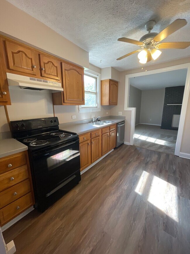 Building Photo - Cape Cod House