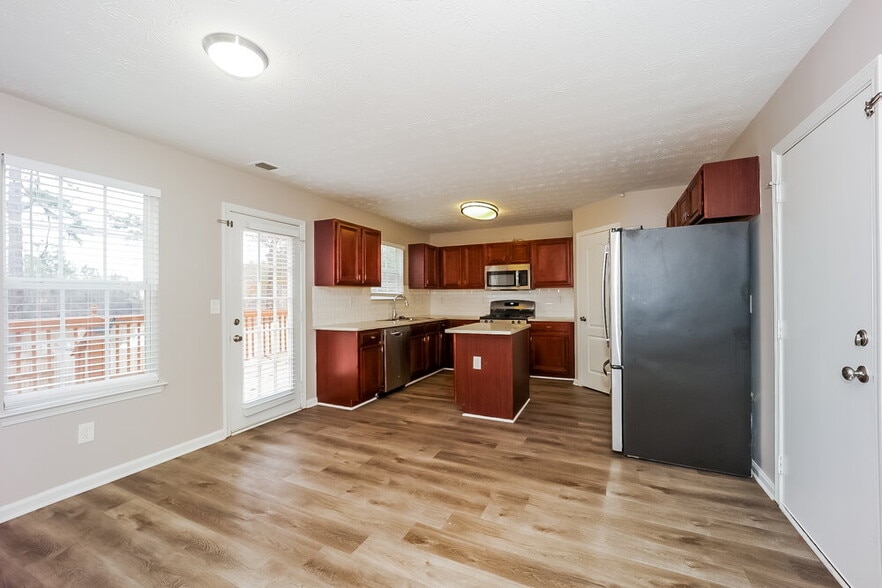 Building Photo - 193 Fashion Crossing