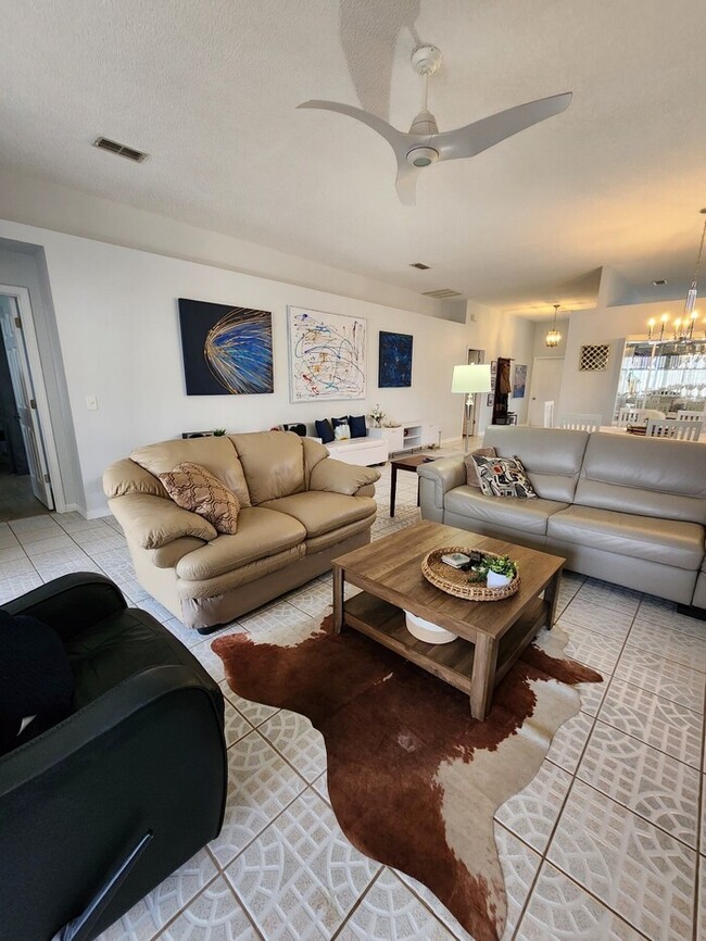 Building Photo - Beautifully Furnished Seagate Home on the ...