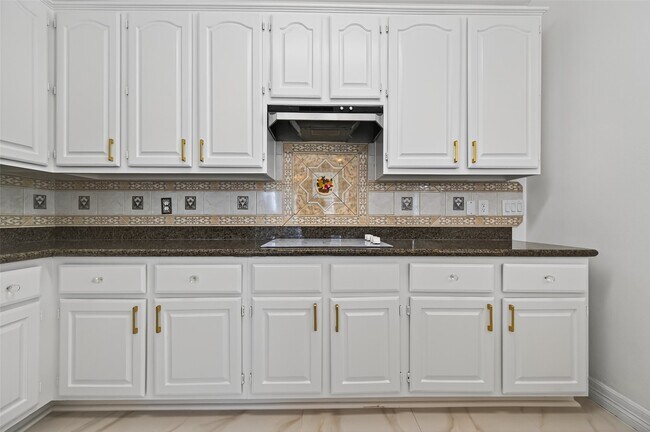 Building Photo - 2431 Parkwood Ln