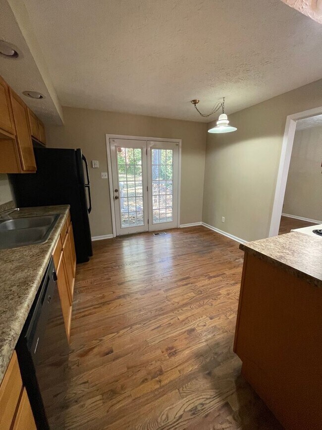 Building Photo - 3 bed, 2.5 bath, 2 car garage split foyer home in West Knoxville