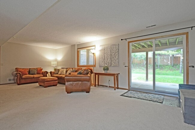 Building Photo - Spacious 3-Bedroom with Walkout and Fully Fenced Yard in Eagan