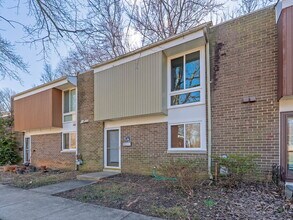 Building Photo - Stylish & Spacious Townhome in Prime Location!