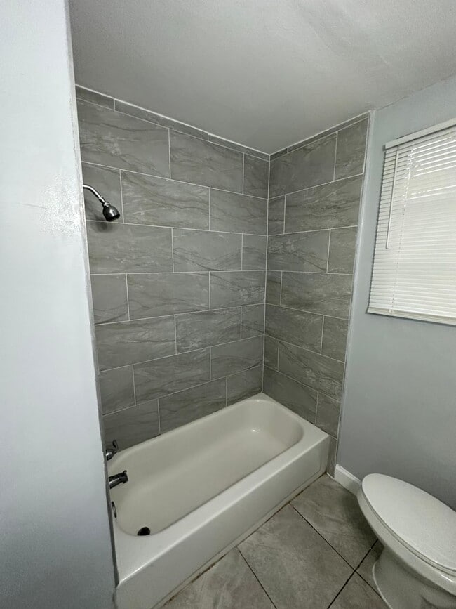 Building Photo - 1923-1925 Ella St