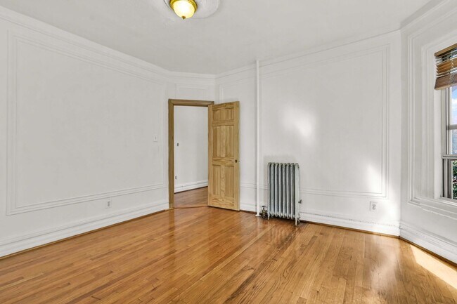 Building Photo - 1200 Beverley Rd