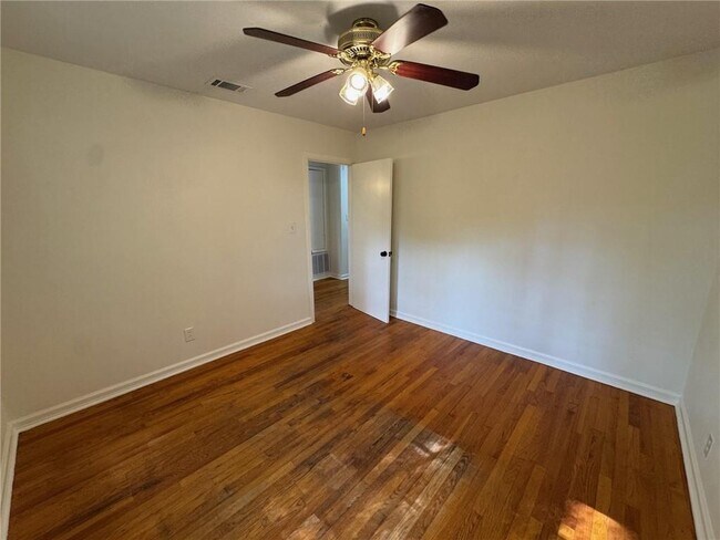 Building Photo - 713 Iris Ave