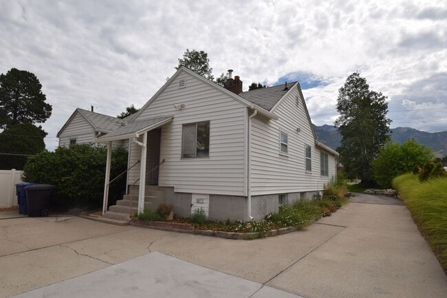 Building Photo - 5806 Highland Dr