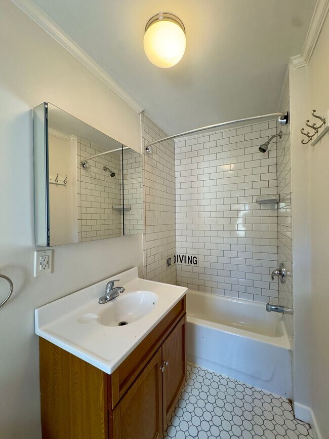 Building Photo - Charming 2 Bedroom/2 Bathroom Townhome in Canton, Baltimore, MD!