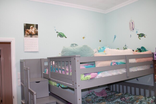 Building Photo - Gorgeous Single Story 3 Bedroom, 2 Bath wi...