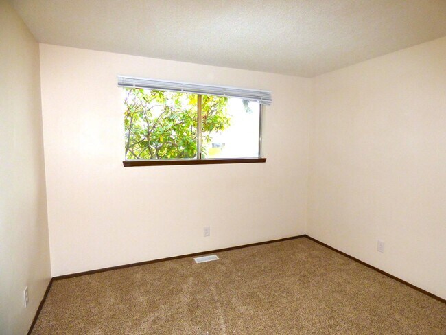 Building Photo - Rent Special: 1/2 Off April's Rent!!