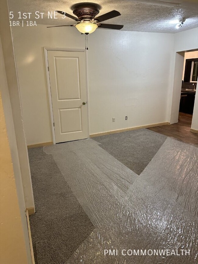 Building Photo - 1 Bed / 1 Bath Apartment (Available 4/10/25)