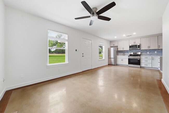 Building Photo - 102 Rose Dr