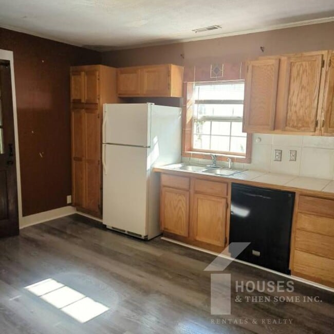 Building Photo - 108 Davis St