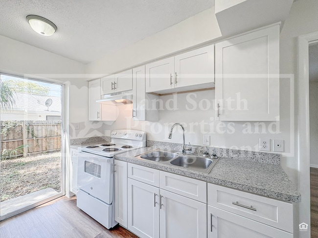 Building Photo - 420 Allamanda Dr