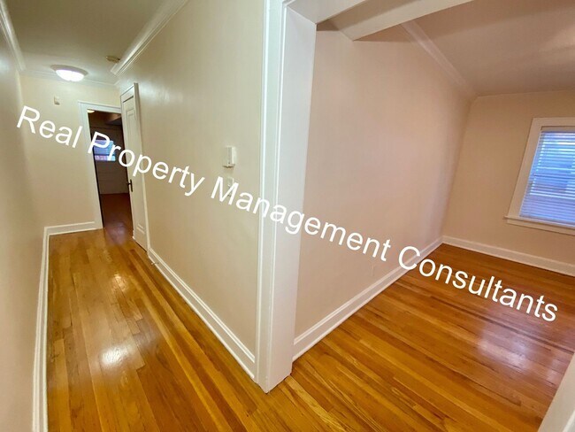 Building Photo - 2-Bed Apartment Close to the Plaza