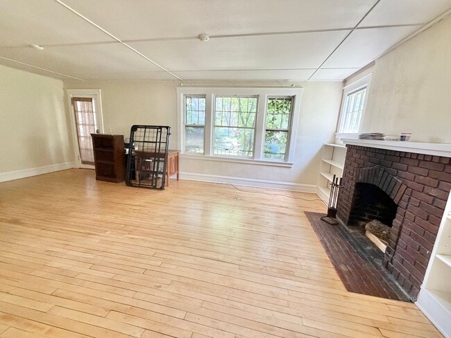 Building Photo - 3 Bedroom Apartment in Burlington VT Available NOW! OFF STREET PARKING, LAUNDRY, HEAT INCLUDED!