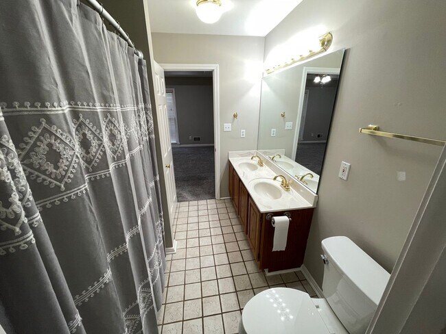 Building Photo - Pet Friendly Condo For Rent In Shelbyville