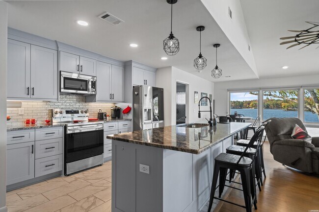 Building Photo - 100 Bayou Point