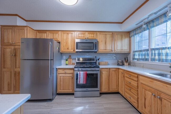 Building Photo - Price Reduction! Spacious Townhome with po...