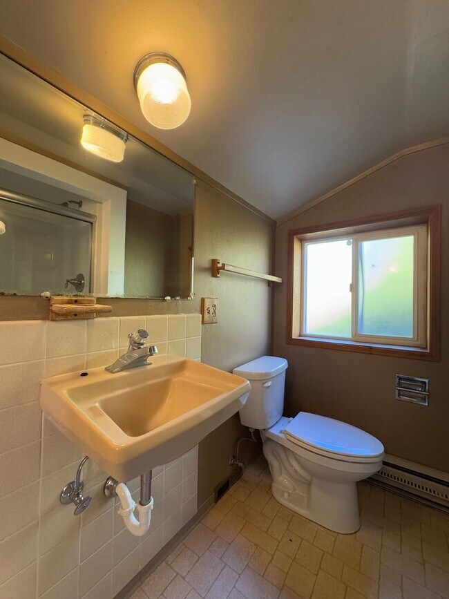 Building Photo - Spacious 6 Bedroom, 3 Bathroom Home Near CWU