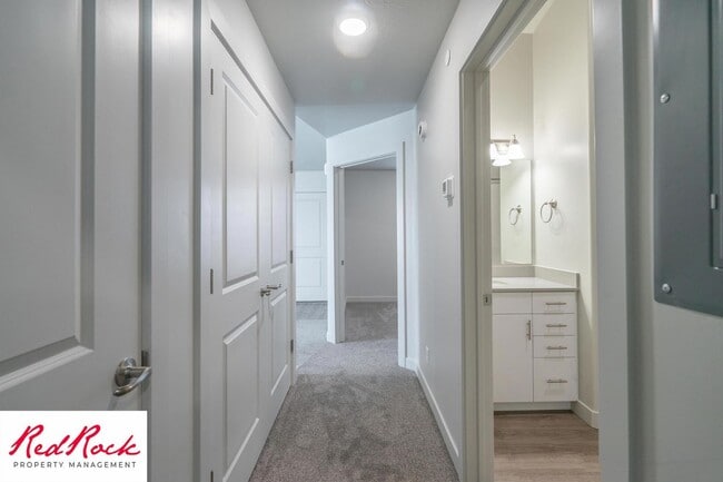 Building Photo - Charming 2 Bedroom End Unit Condo - Pet Friendly!