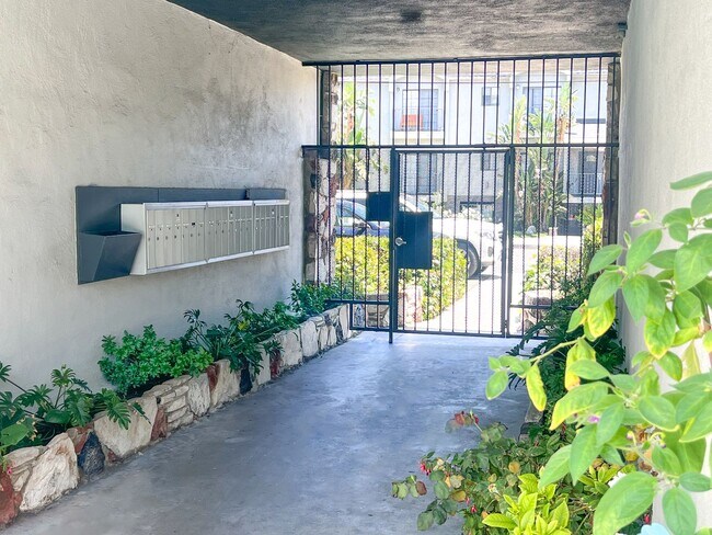 Building Photo - 6205 Fulton Ave