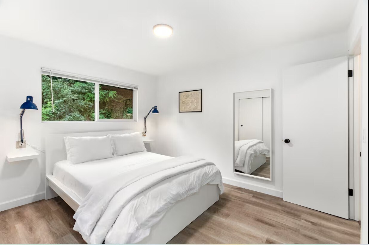 Building Photo - 1803 15th Ave S