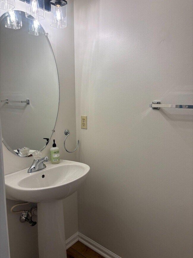 Building Photo - 4220 Elm Ct