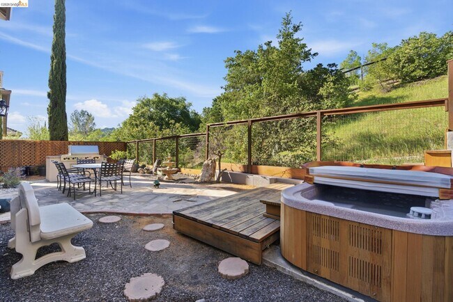 Building Photo - 257 Golf Links St