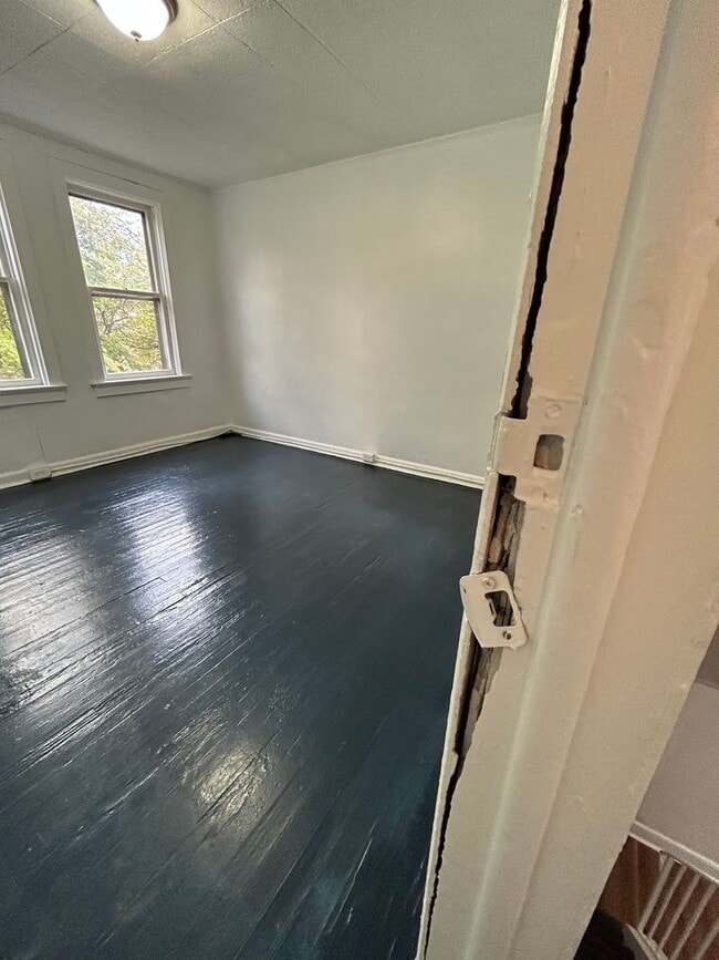 Building Photo - 2 bed 1 bath freshly renovated