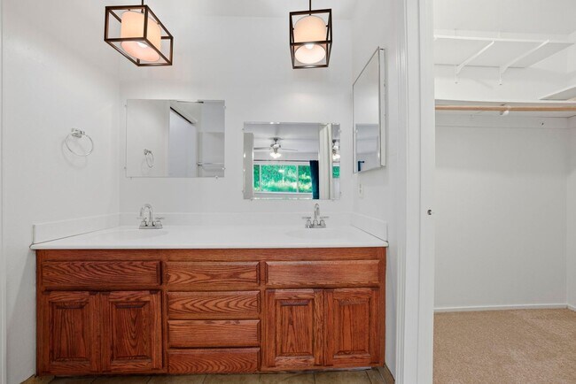 Building Photo - Large Oakland Hills Home With Large Garage/Yard +Laundry Hook-Ups!