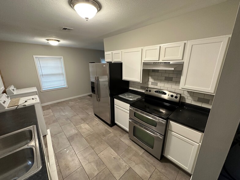 Building Photo - 6253 N Jacksonville Dr