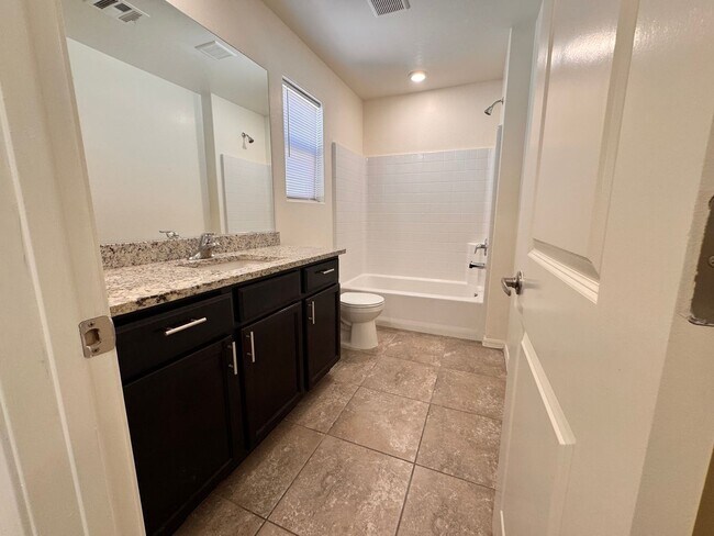 Building Photo - 3 Bed and 2.5 Bathrooms Home for Rent