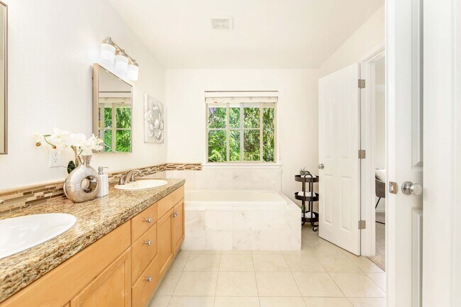 Building Photo - Must-see property that still feels brand new