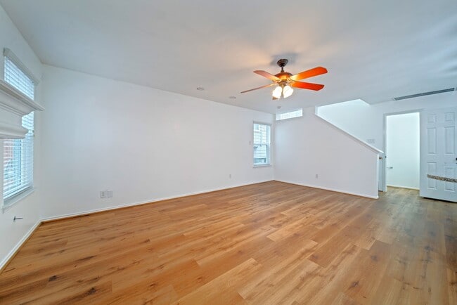 Building Photo - 123 N Villa Oaks Dr