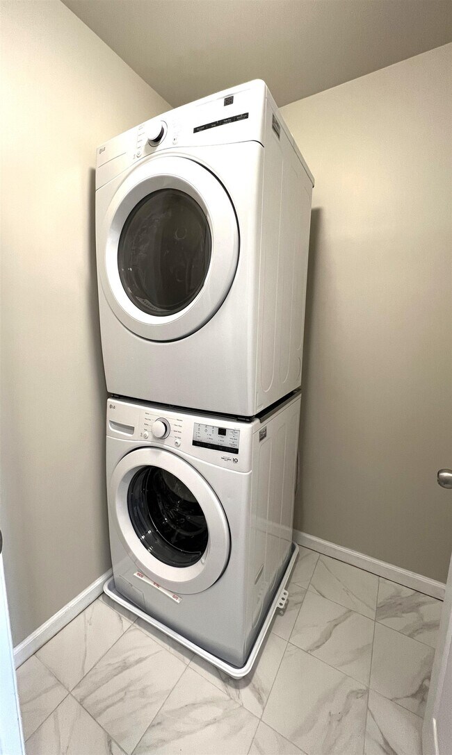 Building Photo - 25 Wallis Ave