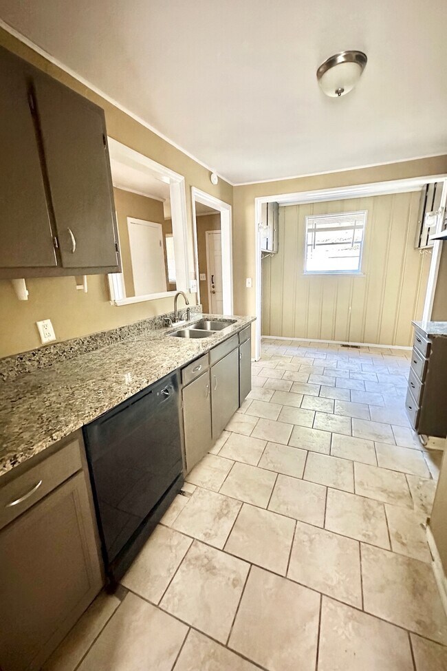 Building Photo - 1136 Broad St