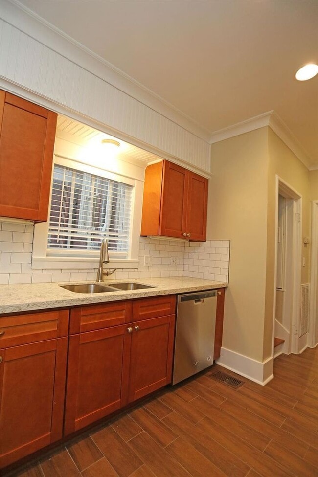 Building Photo - 614 W Alabama St