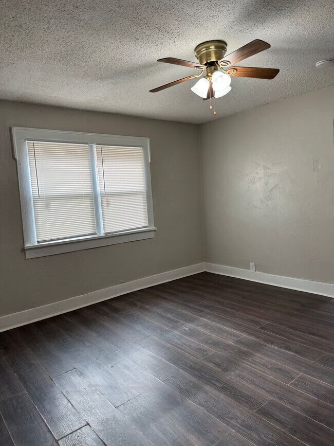 Building Photo - 702 N Buchanan St