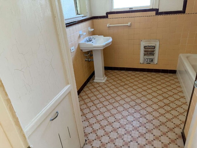 Building Photo - Beautiful two bedroom/1 bathroom with Original Details