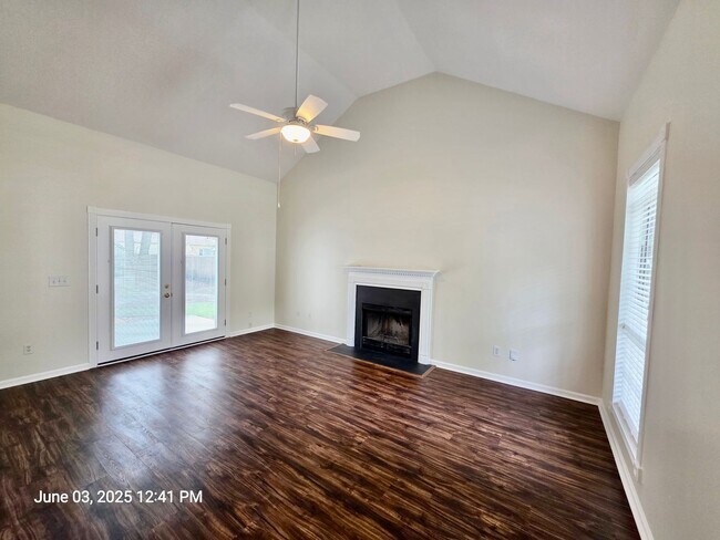 Building Photo - Thoughtfully updated 3 bedroom in Summervi...