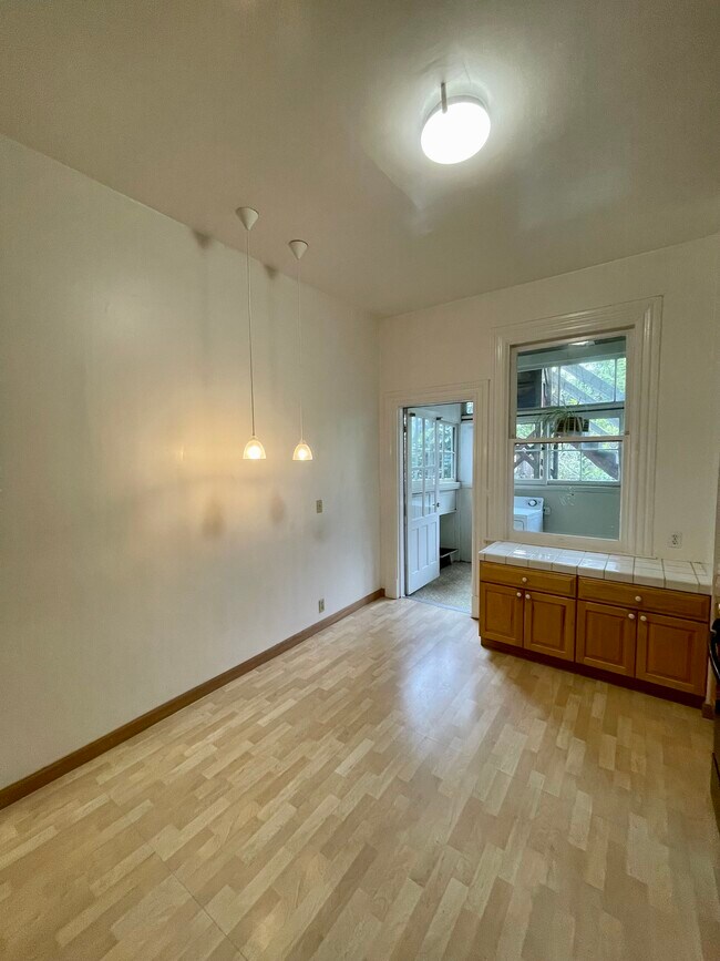 Building Photo - 142 27th St