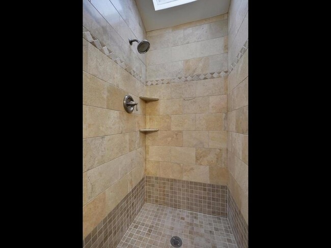 Building Photo - 2213 Margalene Way