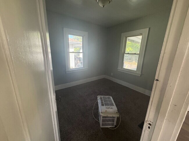 Building Photo - 2-Bedroom Gem on Barrie Avenue – Perfectly...
