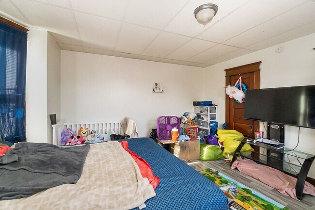 Building Photo - ? Spacious 3-Bedroom Home in Allentown – M...