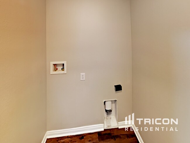 Building Photo - 928 Webb Dr