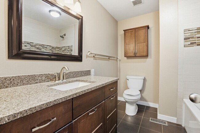 Building Photo - 5 bedroom, 3 bath home in desirable Arvada neighborhood.