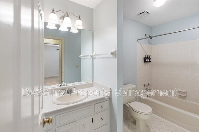Building Photo - 208 Cottage Pl