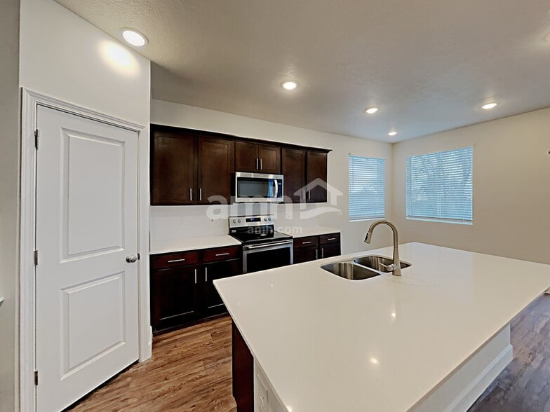 Building Photo - 2151 E Silverado Ln